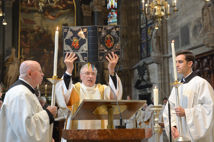 Wortgottesdienst, Diakon zeigt das Evangeliar, Akolyth li.: Karl Kolb, erwachsene Ministranten