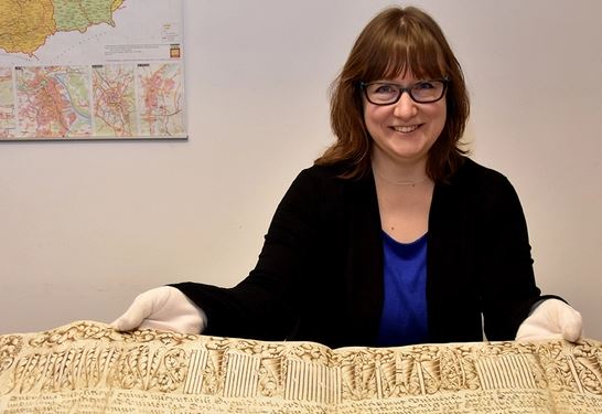 Diözesanarchivarin Johanna Kößler