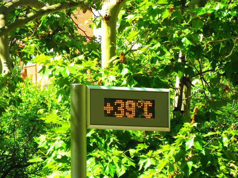 39 degrees celsius in the city / iStock/Natalia SO 39 degrees celsius of temperature in the city Madrid . Spain