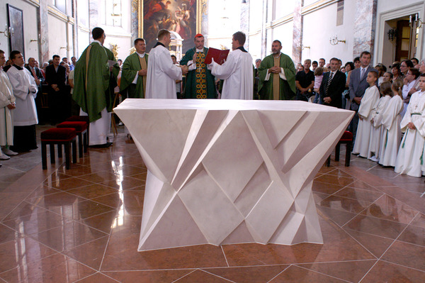 Kardinal Josip Bozanic, Altarweihe 'Am Hof', moderner Altar von Oaskar H?finger.     